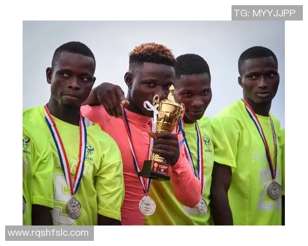 足球场上球星与小球迷的梦想交汇点：一起见证激情与成长的故事